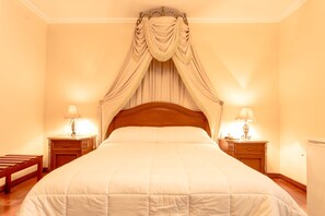 Single Room | Minibar, in-room safe, individually decorated, desk - Hotel Independencia (Sucre)