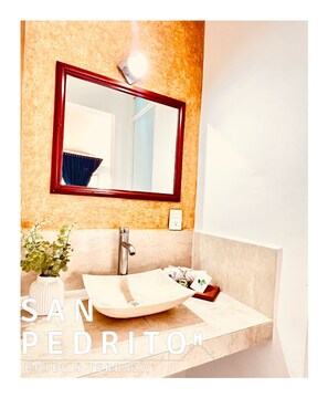 Dusj, toalettartikler (inkludert), hårføner og håndklær