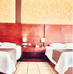 Firemannsrom – familie | Individuelt innredet, skrivebord og strykejern/-brett