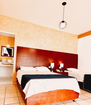 Tremannsrom – comfort | Individuelt innredet, skrivebord og strykejern/-brett