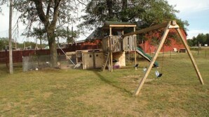 Children’s play area – outdoor - Motel 72 (Grayling)