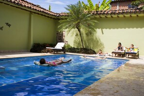 Piscine extérieure, chaises longues