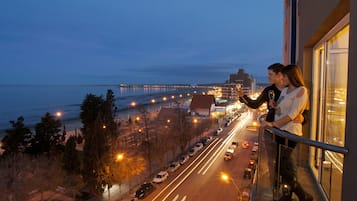 Fachada de la propiedad por la tarde o noche