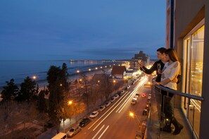 Fachada de la propiedad por la tarde o noche