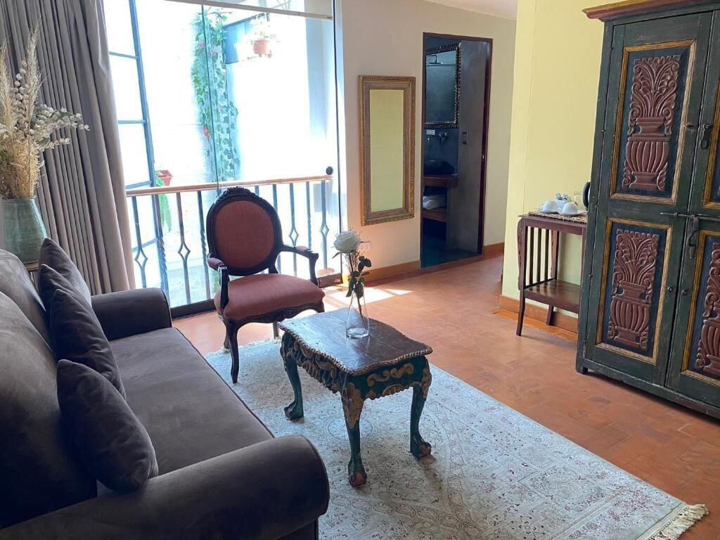 presidential suite, jetted tub, city view | living area | lcd tv