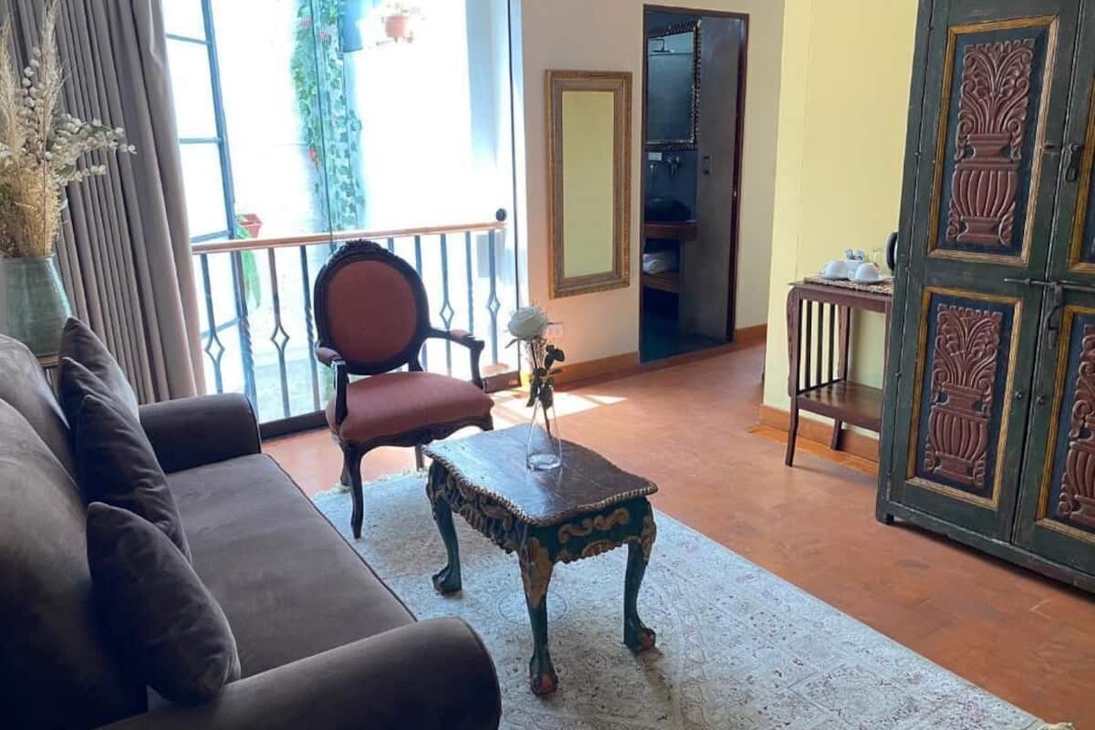 presidential suite, jetted tub, city view | living area | lcd tv