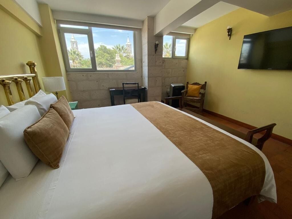 presidential suite, jetted tub, city view | premium bedding, minibar, in-room safe, desk