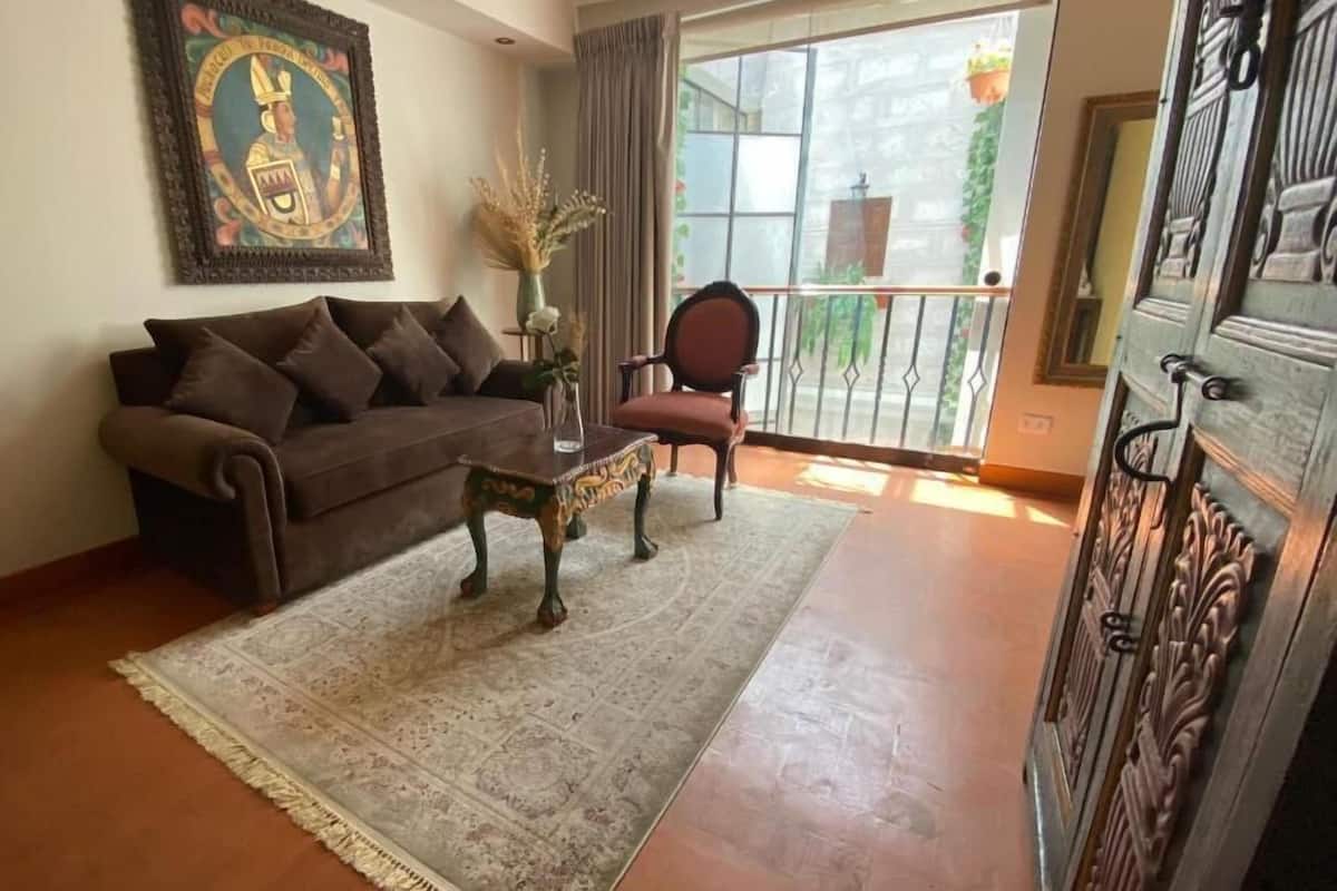 presidential suite, jetted tub, city view | premium bedding, minibar, in-room safe, desk