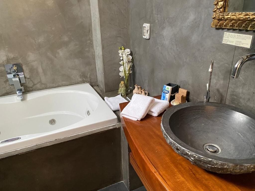 presidential suite, jetted tub, city view | premium bedding, minibar, in-room safe, desk