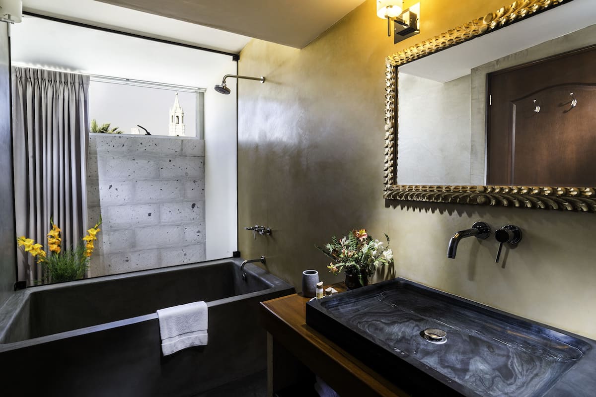 suite, city view (colonial) | bathroom | shower, free toiletries, hair dryer, bathrobes