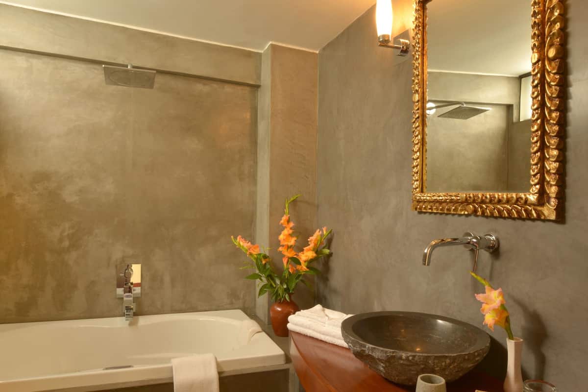 presidential suite, jetted tub, city view | bathroom | shower, free toiletries, hair dryer, bathrobes