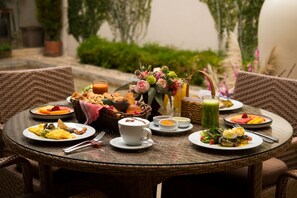 Se sirven desayunos, comidas y cocina mexicana con vista al jardín