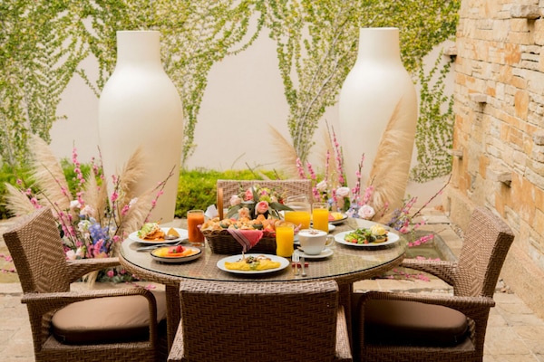 Serveert ontbijt, lunch, Mexicaanse gerechten, uitzicht op de tuin