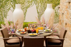 Se sirven desayunos, comidas y cocina mexicana con vista al jardín