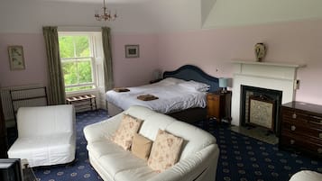 Family Suite, 1 Bedroom, Garden View (Buccleugh) | Living area