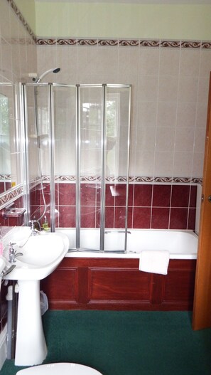Familien-Suite, 1 Schlafzimmer, Gartenblick (Buccleugh) | Badezimmer | Dusche, Haartrockner, Handtücher