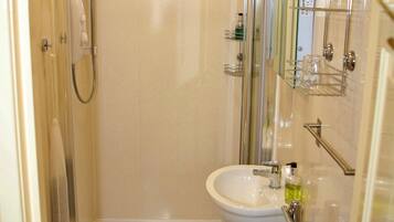 Double Room, Ensuite | Bathroom | Shower, free toiletries, hair dryer, towels