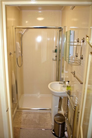 Double Room, Ensuite | Bathroom | Shower, free toiletries, hair dryer, towels