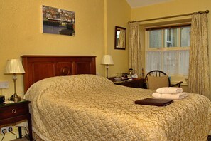 Double Room, Ensuite | Individually furnished, desk, soundproofing, iron/ironing board - Wortley Cottage Guest House (Sheffield)