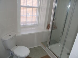 Standard Apartment, 1 Bedroom (2 singles + sofa bed) | Bathroom - Niddry Street Apartments (Edinburgh)