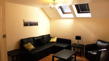 Standaard appartement, 1 slaapkamer (double + sofa bed) | Woonruimte | Een flatscreentelevisie