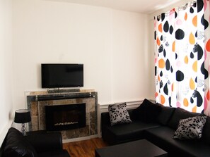 Appartement Standard, 2 chambres (2 doubles + sofa bed) | Aire de séjour | Téléviseur à écran plat