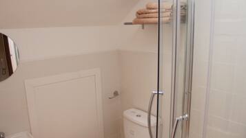 Standaard appartement, 1 slaapkamer (double + sofa bed) | Badkamer | Een douche, handdoeken