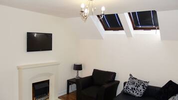 Standaard appartement, 1 slaapkamer (2 singles + sofa bed) | Woonruimte | Flatscreentelevisie