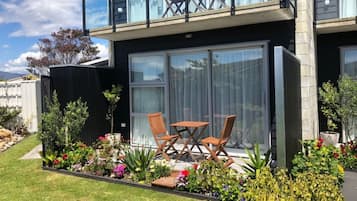 Studio suite, bubbelbad, uitzicht op tuin | Terras