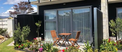 Studio suite, bubbelbad, uitzicht op tuin | Terras