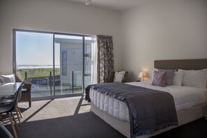 Executive Studio Suite, 1 Queen Bed, Sea View