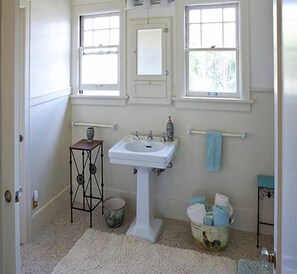 Superior Apartment, Ensuite, City View (Trillium Suite) | Bathroom