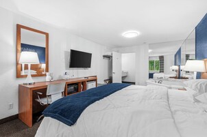 Room, Ensuite (Jacuzzi room) | Desk, blackout drapes, free WiFi, bed sheets