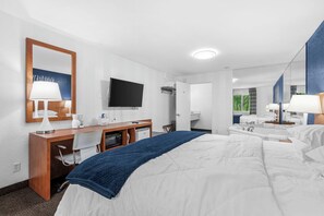 Room, Ensuite (Jacuzzi room) | 1 bedroom, desk, blackout curtains, free WiFi