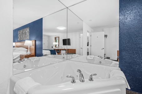 Room, Ensuite (Jacuzzi room) | Desk, blackout drapes, free WiFi, bed sheets. Starlite Resort