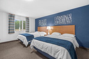 Desk, blackout curtains, free WiFi, bed sheets - Starlite Resort (Saugatuck)