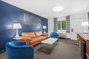 Desk, blackout curtains, free WiFi, bed sheets - Starlite Resort (Saugatuck)