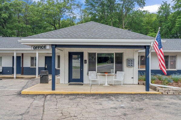 A small building with a sign reading "OFFICE" and an American flag. - Starlite Resort (Saugatuck)