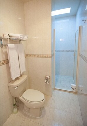 Regadera, amenidades de baño gratuitas, secadora de cabello, toallas