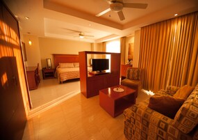 套房, 1 张特大床 | 客房内保险箱、特色家居、办公桌、笔记本电脑工作区