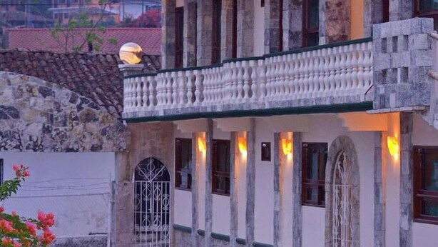 Fachada da propriedade à noite