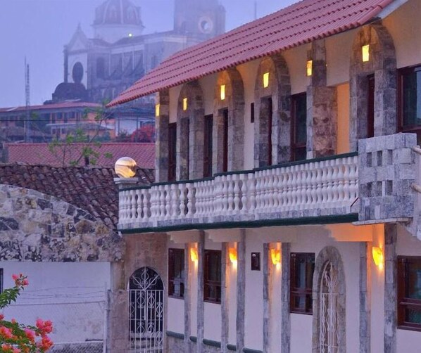 Vista frontal de la propiedad por la tarde o noche