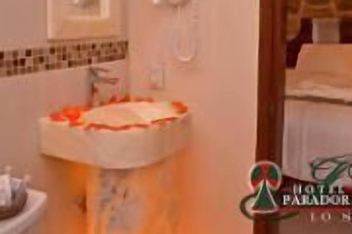 Chambre, 1 très grand lit | Accès au Wi-Fi (inclus)