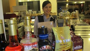 Een drankbalie met diverse drankjes en koffieproducten.