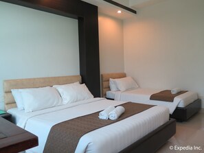 Executive Suite, Bathtub | Minibar, in-room safe, desk, blackout drapes