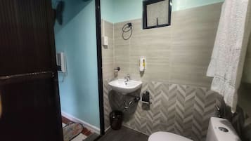 Superior Room, Non Smoking | Bathroom | Shower, rainfall showerhead, free toiletries, hair dryer