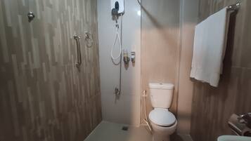 Executive Room, Non Smoking | Bathroom | Shower, rainfall showerhead, free toiletries, hair dryer (on request)