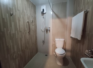 Executive-huone, tupakointi kielletty | Kylpyhuone | Suihku, sadesuihkupää, ilmaiset hygieniatuotteet, hiustenkuivaaja