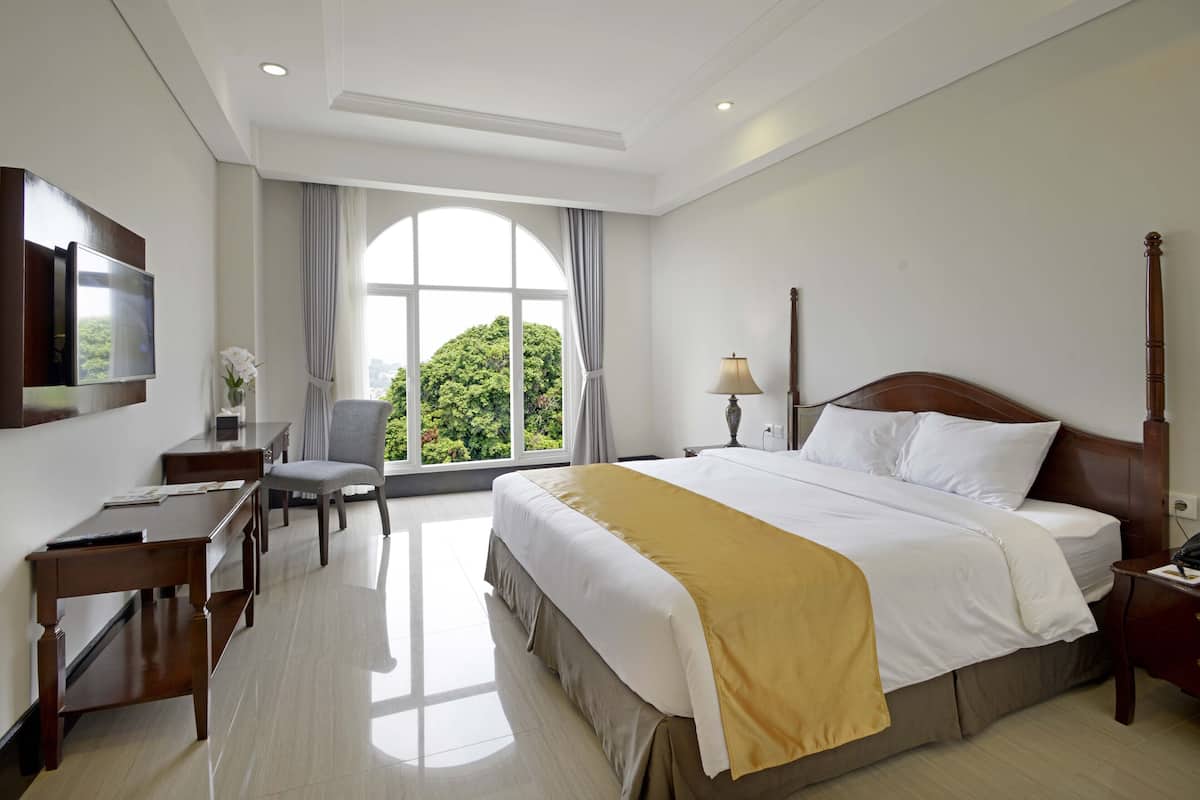 Ropa de cama de alta calidad y caja de seguridad en la habitación