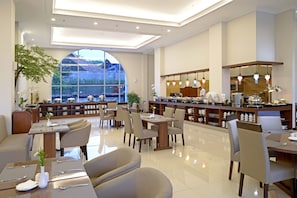 Dagelijks ontbijtbuffet (IDR 125000 per persoon)